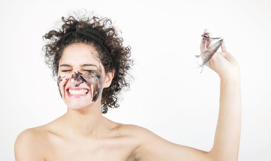 une femme faisant un traitement rafraîchissant de la peau du visage